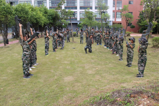 深圳军事夏令营帮孩子们塑造坚强的品格