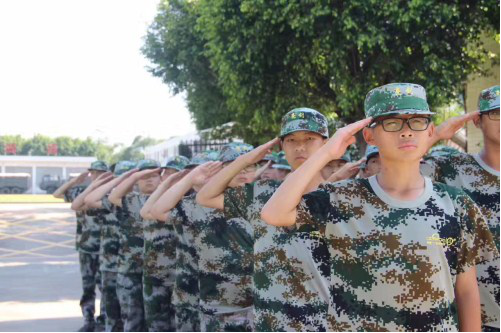 深圳军事夏令营帮助孩子提起兴趣